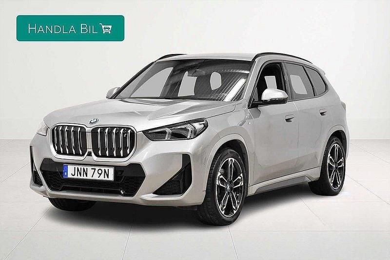 Grå Begagnad 2023 BMW iX1 M Sport SUV | 479 900 kr (Bra pris) - Bild 1/4