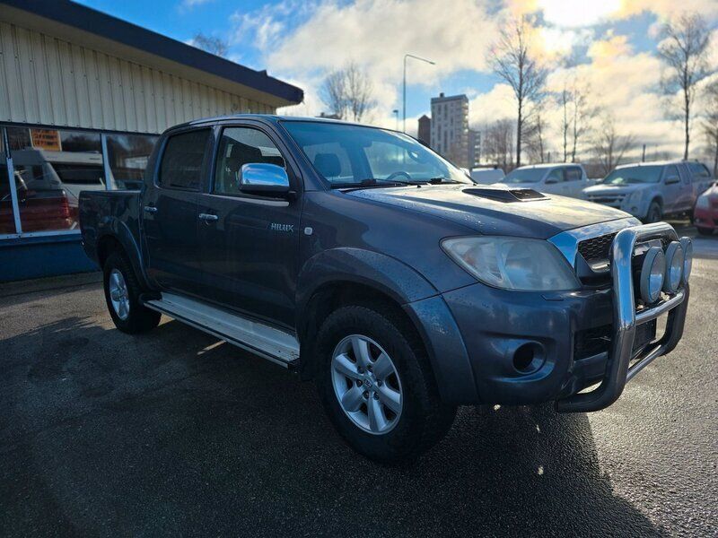 Mörkgrå (grå) Begagnad 2009 Toyota HiLux Pickup | 162 500 kr (Marknadspris) - Bild 1/4