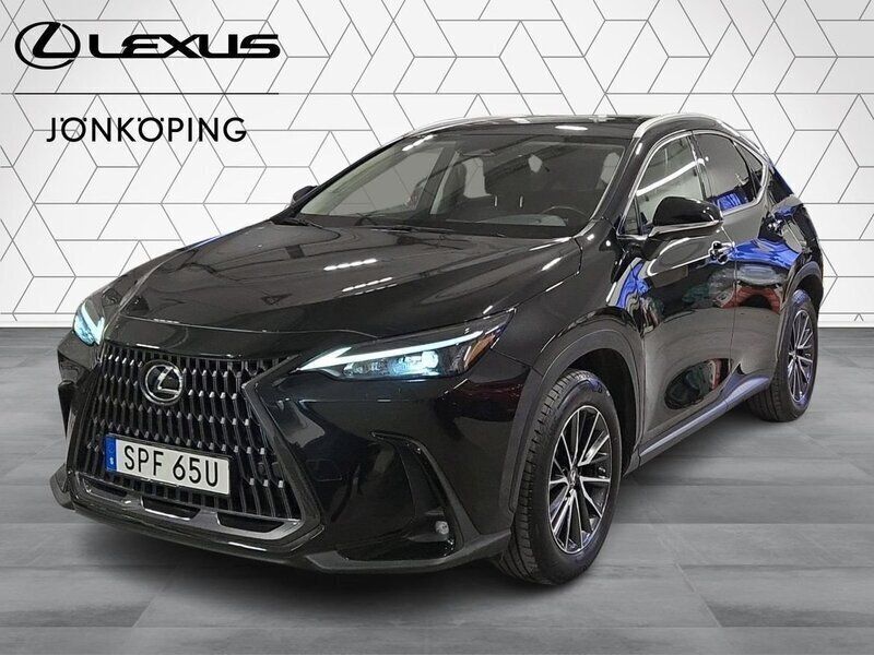 Svart Begagnad 2022 Lexus NX450h+ Business Edition SUV | 514 900 kr (Marknadspris) - Bild 1/3