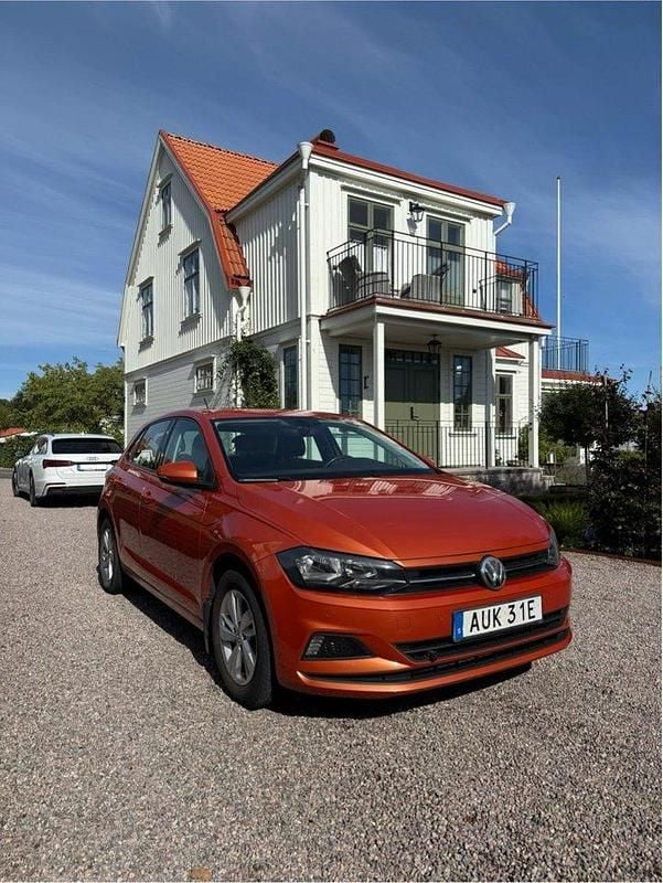Orange Begagnad 2019 VW Polo Halvkombi | 139 900 kr (Marknadspris) - Bild 1/4