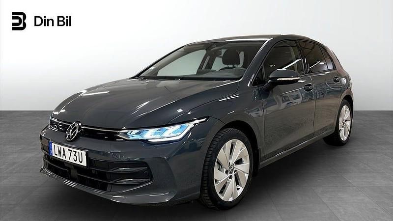 Mörkgrå Begagnad 2024 VW Golf VIII Edition Halvkombi | 304 800 kr (Marknadspris) - Bild 1/4