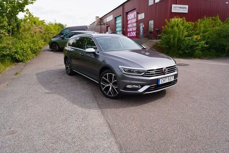 Grå metallic Begagnad 2016 VW Passat Alltrack Kombi | 155 900 kr (Lite dyr) - Bild 1/4