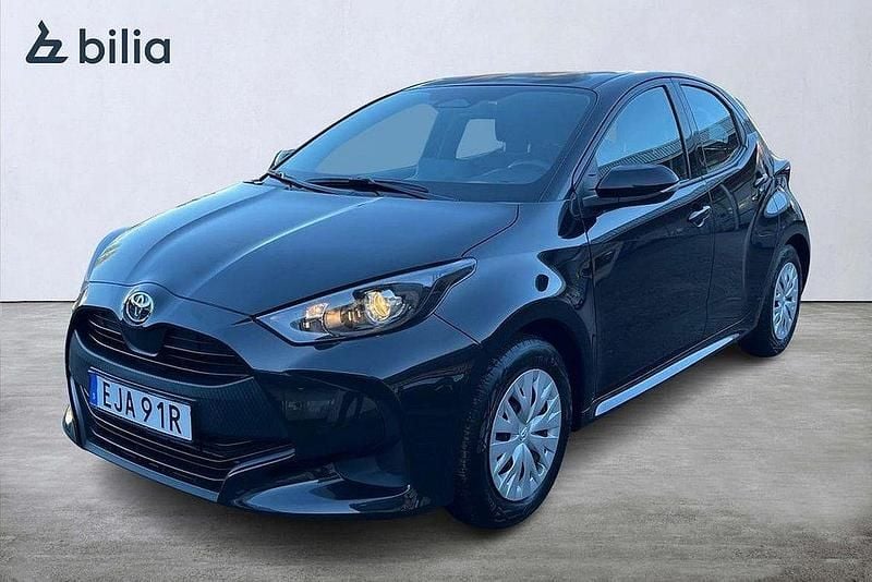 Svart Begagnad 2025 Toyota Yaris Hybrid Active Halvkombi | 239 900 kr (Marknadspris) - Bild 1/3