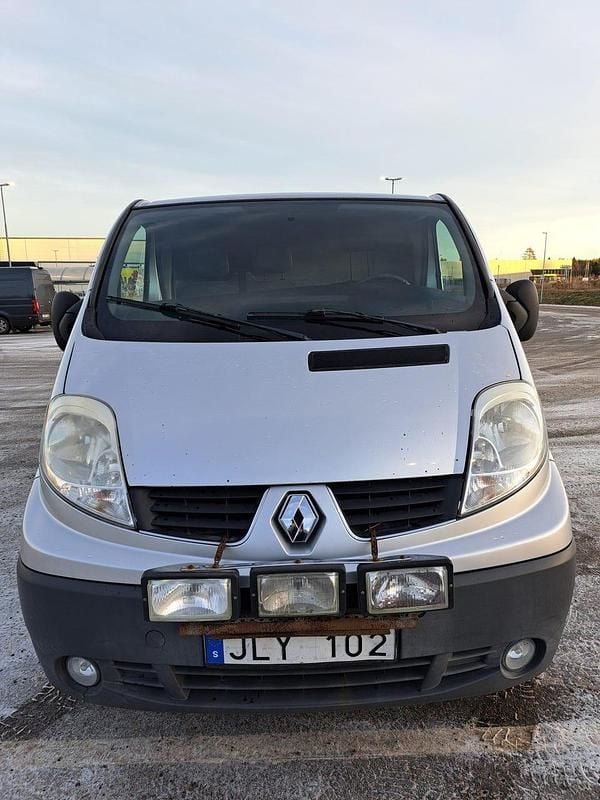Silver metallic Begagnad 2007 Renault Trafic Minibuss | 38 000 kr (Bra pris) - Bild 1/4