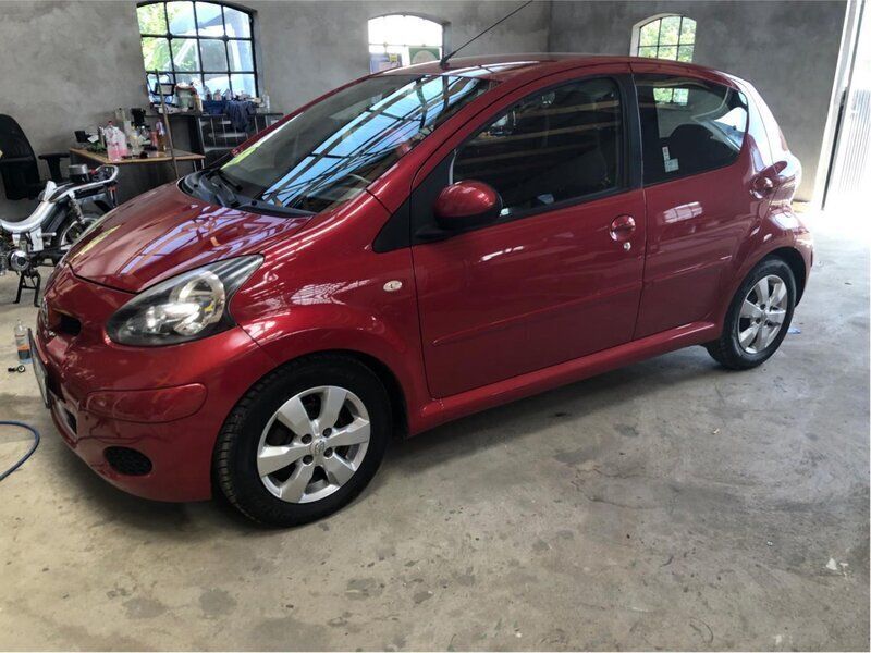Röd Begagnad 2010 Toyota Aygo Halvkombi | 46 500 kr (Lite dyr) - Bild 1/4
