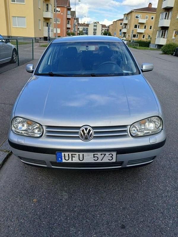 Silver Begagnad 2003 VW Golf IV Basis Halvkombi | 20 000 kr (Marknadspris) - Bild 1/4