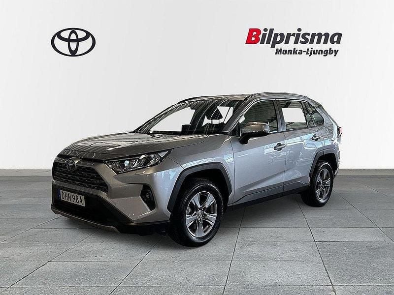 Silver Begagnad 2023 Toyota RAV4 Hybrid Active SUV | 399 900 kr (Marknadspris) - Bild 1/4