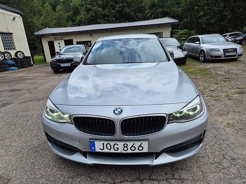 Silver Begagnad 2014 BMW 318 Comfort Edition Halvkombi | 139 000 kr (Marknadspris) - Bild 1/4