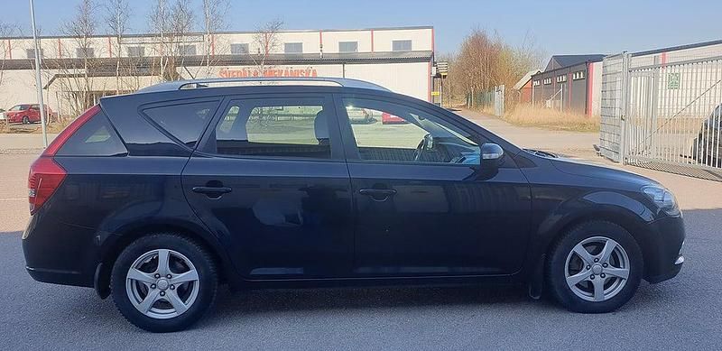Begagnad Kia Ceed 128 HK (94 kW) 2011 Svart Halvkombi
