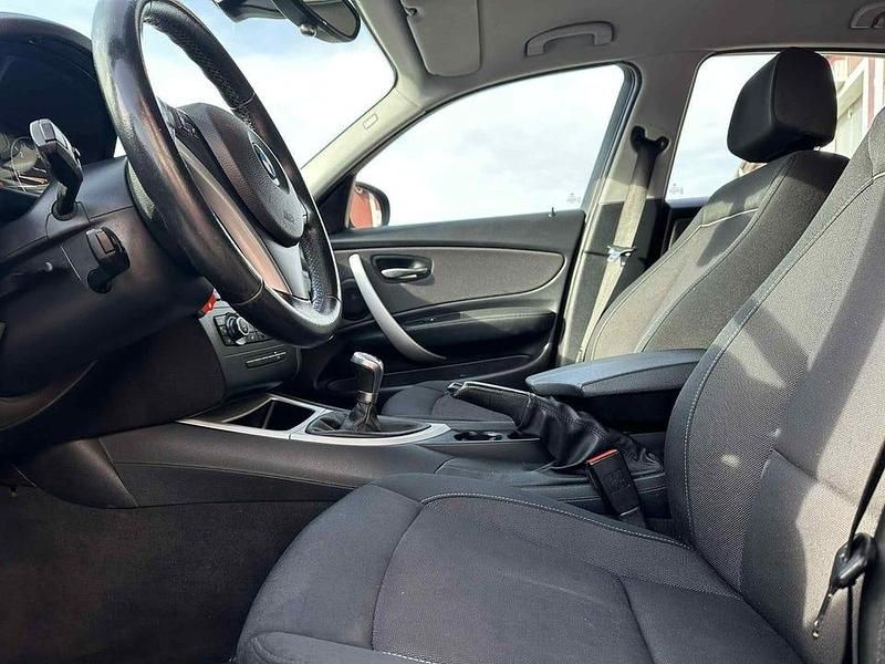 Begagnad BMW 118 143 HK (105 kW) 2010 Röd Halvkombi