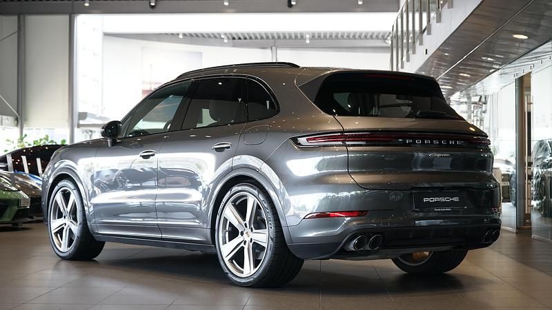 Begagnad Porsche Cayenne 476 HK (350 kW) 2024 Grå SUV