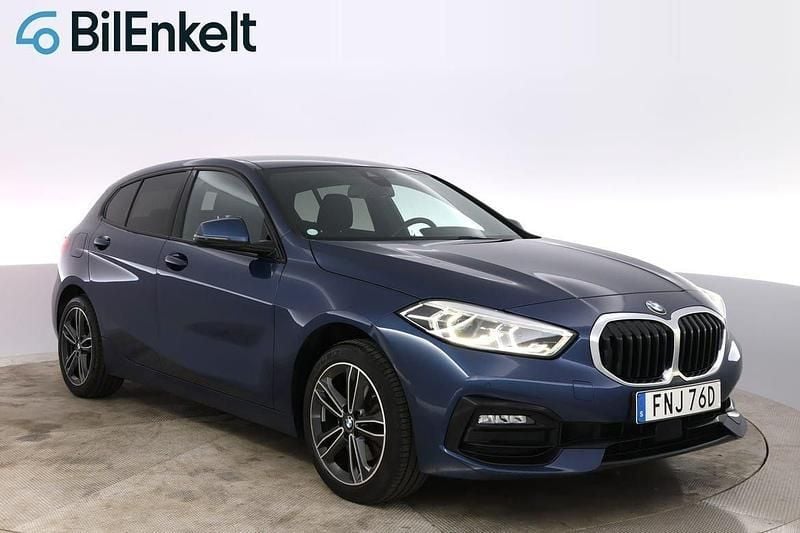 Blå Begagnad 2021 BMW 118 Sport Line Halvkombi | 254 700 kr (Marknadspris) - Bild 1/4
