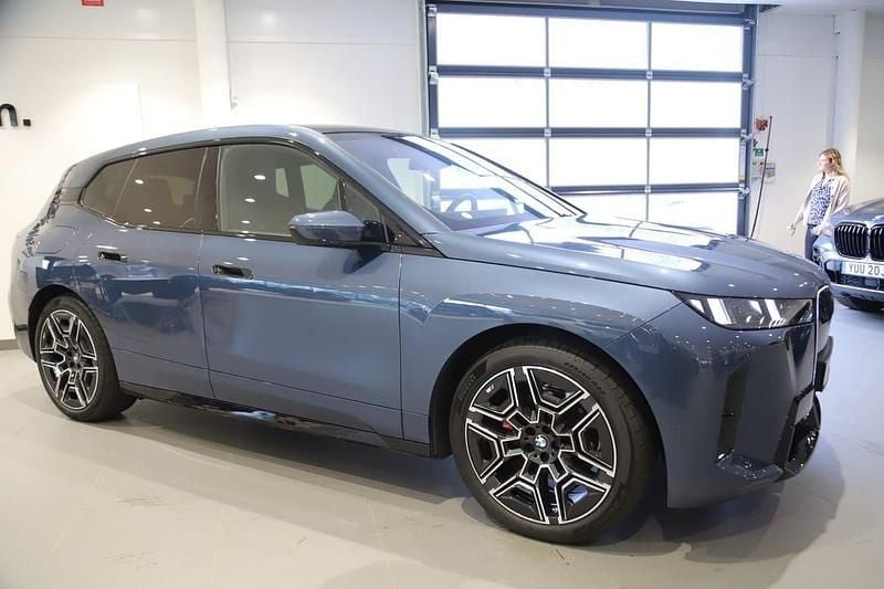 Blå Begagnad 2025 BMW iX Comfort Edition SUV | 939 000 kr - Bild 1/3