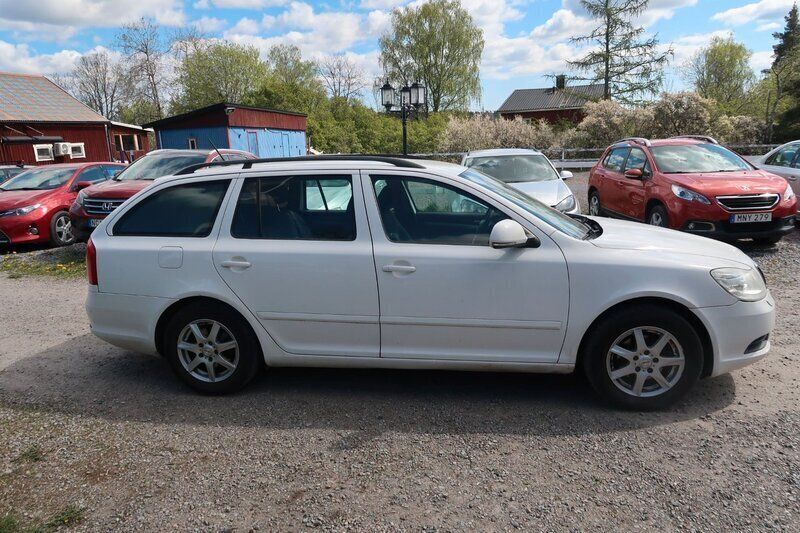 Vit Begagnad 2011 Skoda Octavia Ambiente Kombi | 37 500 kr (Dyr) - Bild 1/4