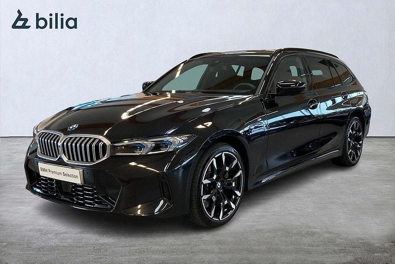 Svart Begagnad 2025 BMW 330e M Sport Kombi | 559 000 kr - Bild 1/4