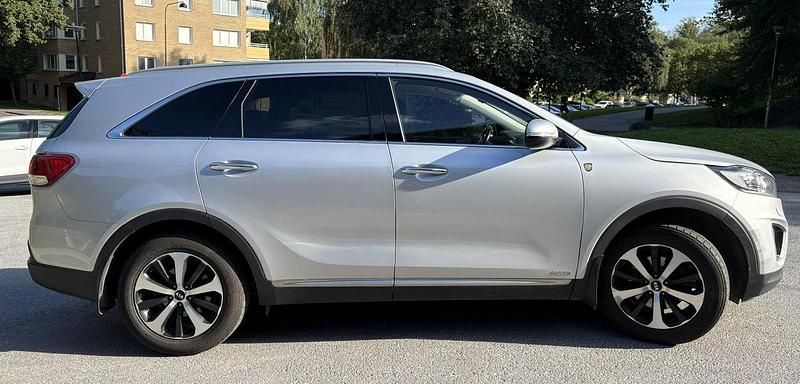 Grå Begagnad 2015 Kia Sorento SUV | 179 900 kr (Lite dyr) - Bild 1/4