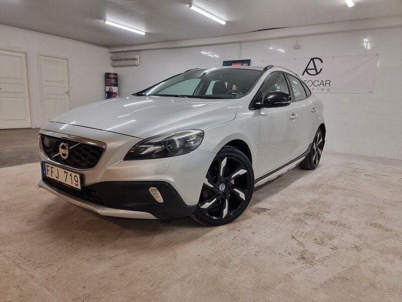Ljusgrå Begagnad 2012 Volvo V40 CC Summum Kombi | 139 900 kr (Marknadspris) - Bild 1/4