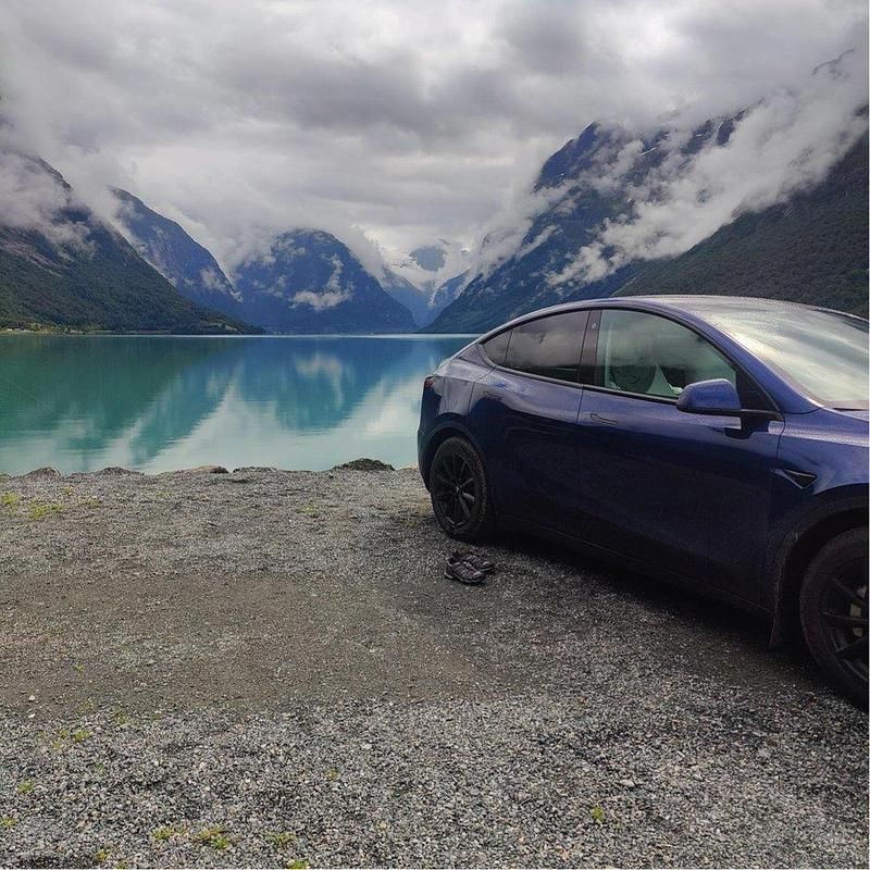 Blå Begagnad 2023 Tesla Model Y RWD SUV | 255 000 kr - Bild 1/3