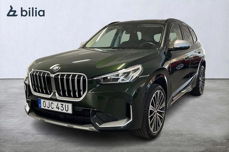 Grön Begagnad 2023 BMW X1 xLine SUV | 389 900 kr (Marknadspris) - Bild 1/4