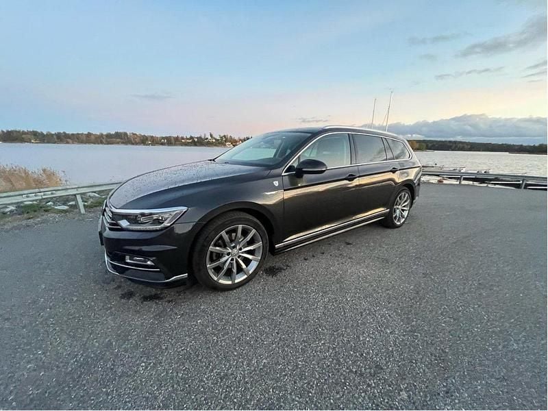 Grå Begagnad 2018 VW Passat GT Kombi | 189 900 kr (Marknadspris) - Bild 1/4