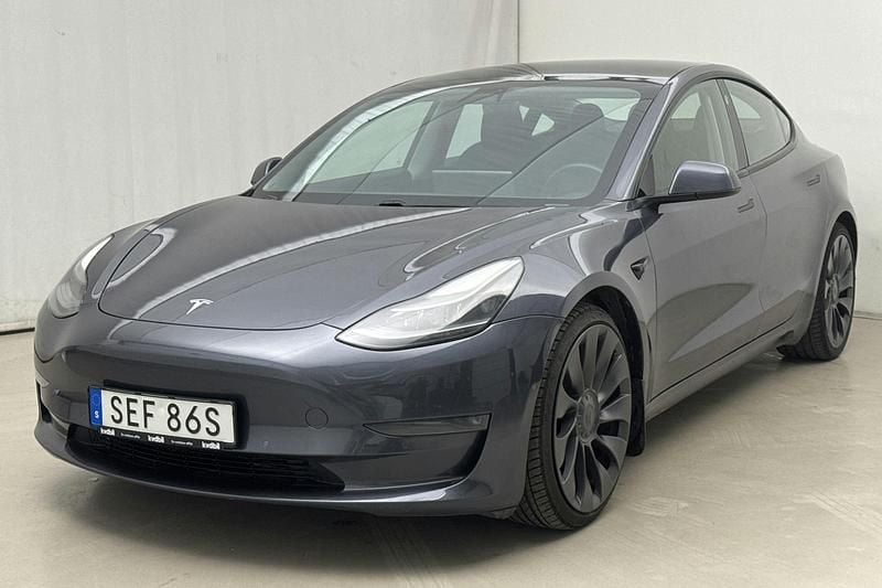 Grå Begagnad 2021 Tesla Model 3 Performance Sedan | 282 000 kr (Marknadspris) - Bild 1/4