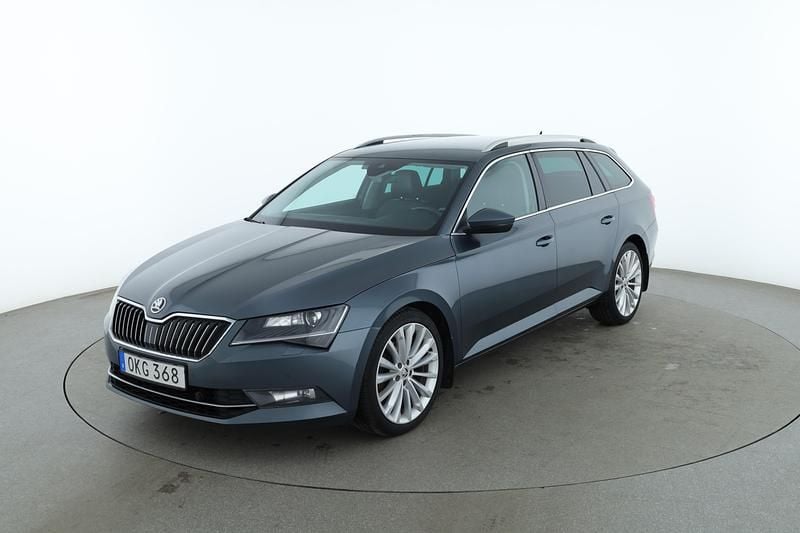 Grå Begagnad 2016 Skoda Superb Style Kombi | 158 000 kr (Marknadspris) - Bild 1/4
