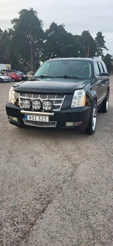 Svart Begagnad 2011 Cadillac Escalade SUV | 270 000 kr (Marknadspris) - Bild 1/4