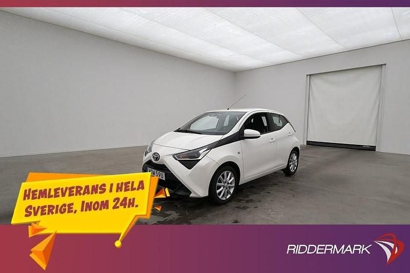 Vit Begagnad 2019 Toyota Aygo X-play Halvkombi | 154 800 kr (Marknadspris) - Bild 1/3