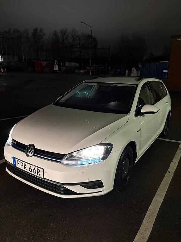 Begagnad 2020 VW Golf VIII Kombi | 135 000 kr (Superpris) - Bild 1/4