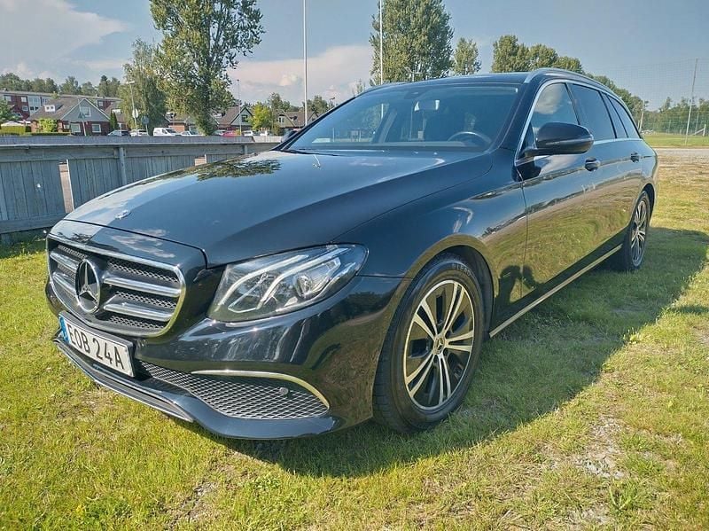 Svart Begagnad 2020 Mercedes E220 Avantgarde Kombi | 179 000 kr (Superpris) - Bild 1/4