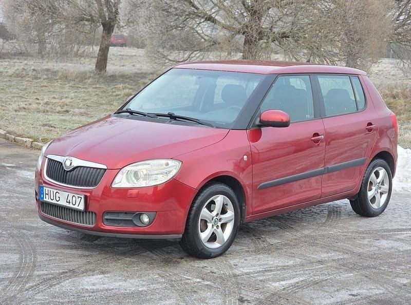 Röd Begagnad 2009 Skoda Fabia Halvkombi | 37 900 kr (Bra pris) - Bild 1/4