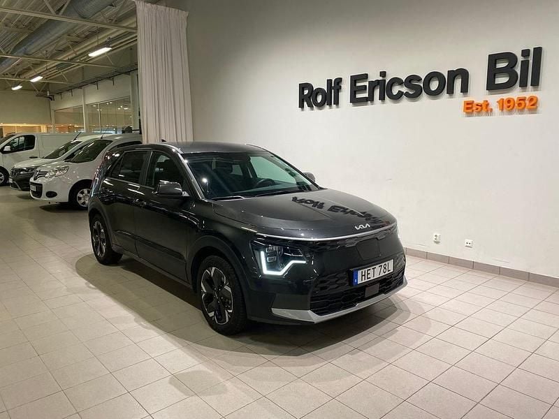 Mörkgrå (grå) Begagnad 2024 Kia e-Niro SUV | 329 500 kr (Bra pris) - Bild 1/4