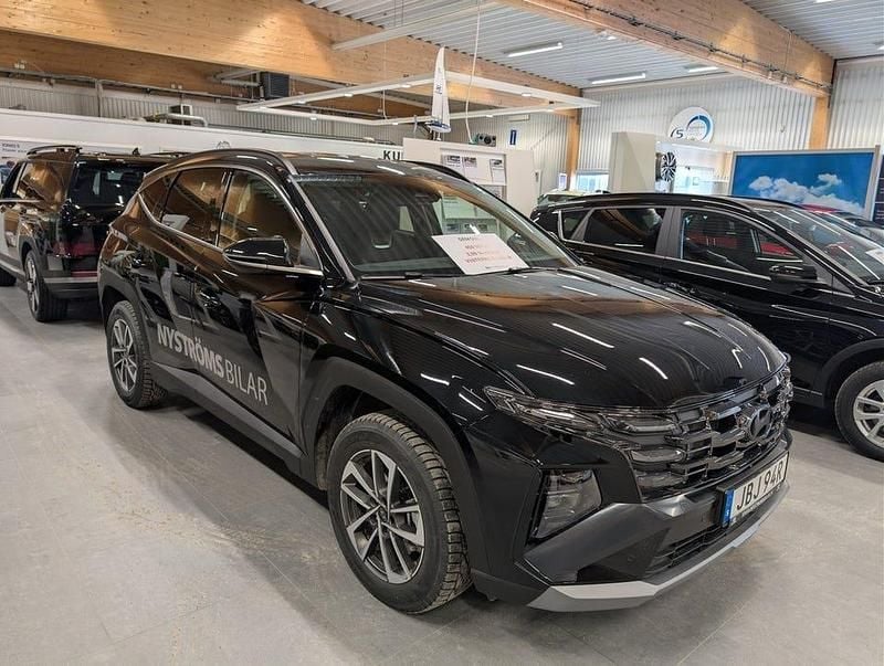 Svart Ny 2025 Hyundai Tucson Advanced SUV | 459 900 kr (Marknadspris) - Bild 1/4