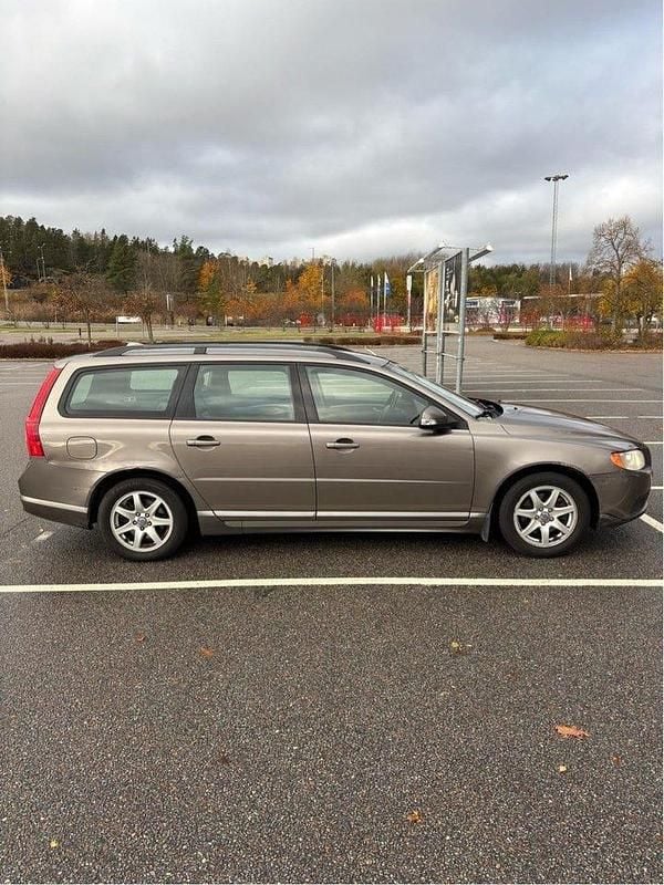 Begagnad Volvo V70 Momentum 146 HK (107 kW) 2009 Grå Kombi
