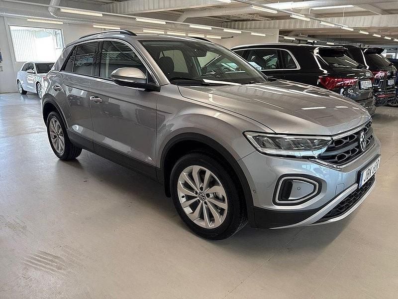 Silver (pyrit silver metallic) Ny 2025 VW T-Roc Life SUV | 405 000 kr (Marknadspris) - Bild 1/4