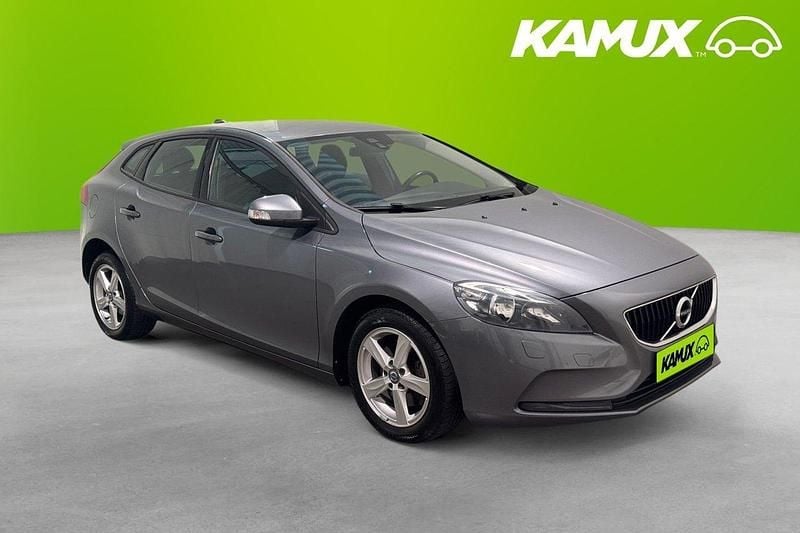 Silver/grå Begagnad 2017 Volvo V40 Business Edition Kombi | 129 700 kr (Marknadspris) - Bild 1/4