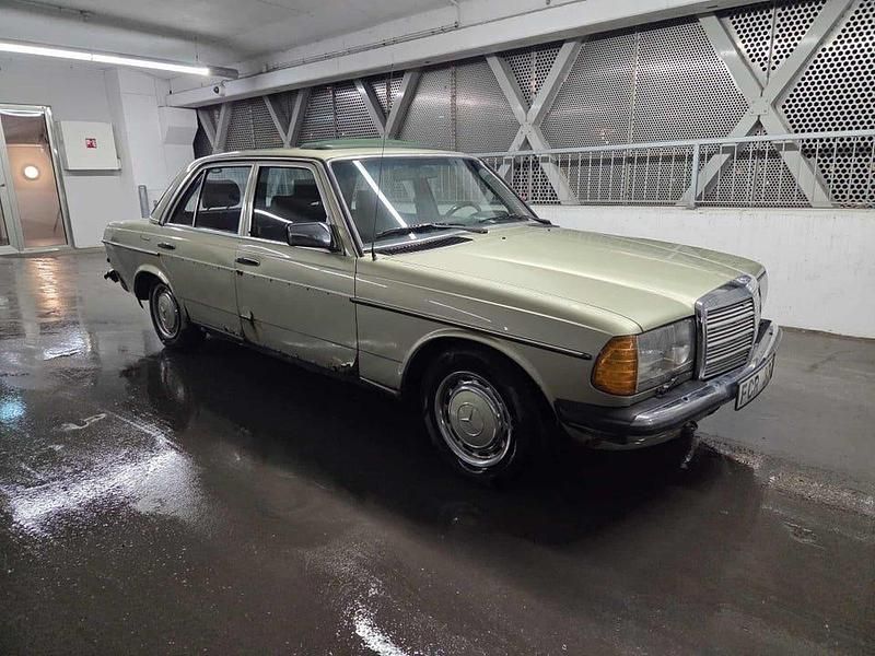 Begagnad 1985 Mercedes 240 Sedan | 25 000 kr - Bild 1/4