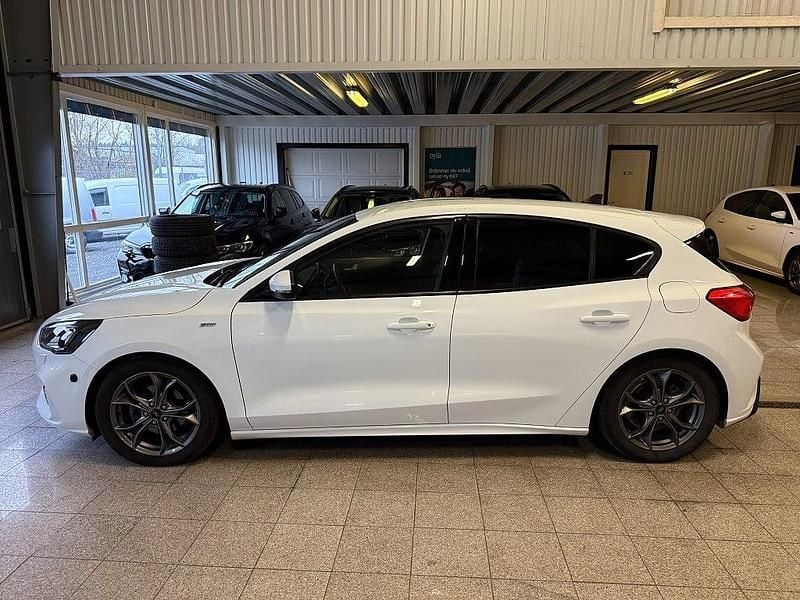 Begagnad Ford Focus ST-Line 125 HK (91 kW) 2021 Vit Halvkombi