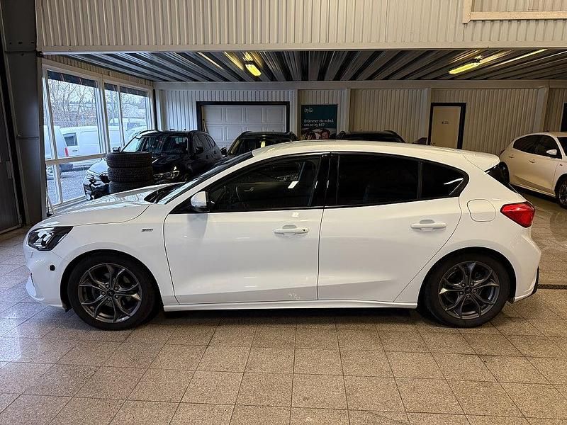 Begagnad Ford Focus ST-Line 125 HK (91 kW) 2021 Vit Halvkombi