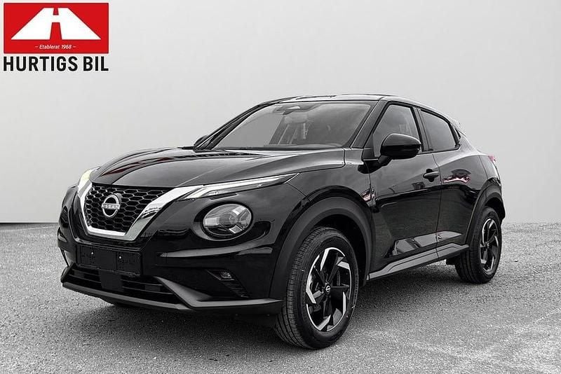Svart Ny 2025 Nissan Juke Acenta SUV | 258 900 kr (Marknadspris) - Bild 1/4