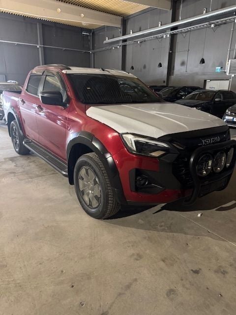 Röd Ny 2024 Isuzu D-Max Pickup | 776 500 kr (Marknadspris) - Bild 1/1