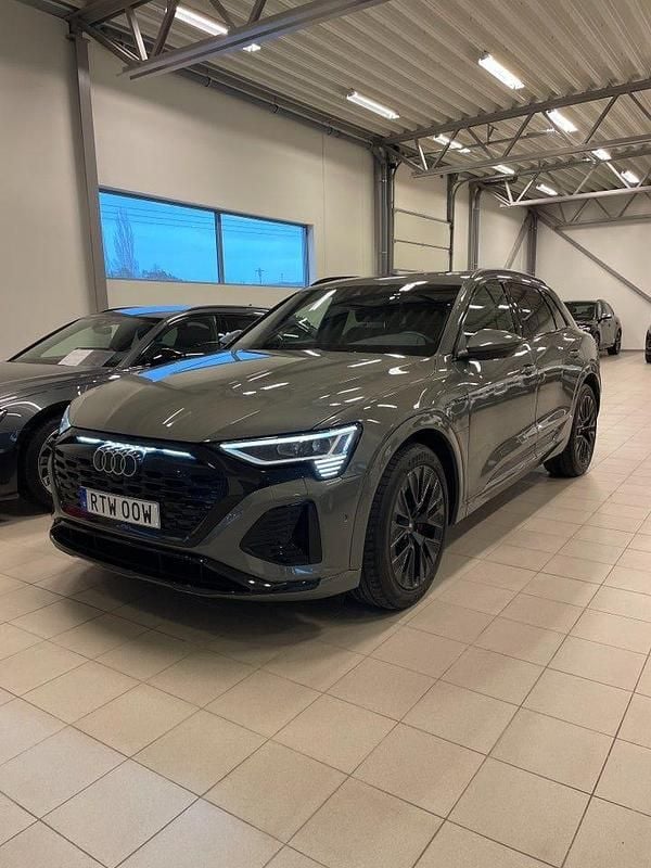 Grå Begagnad 2024 Audi Q8 e-tron S-Line SUV | 659 000 kr (Marknadspris) - Bild 1/4