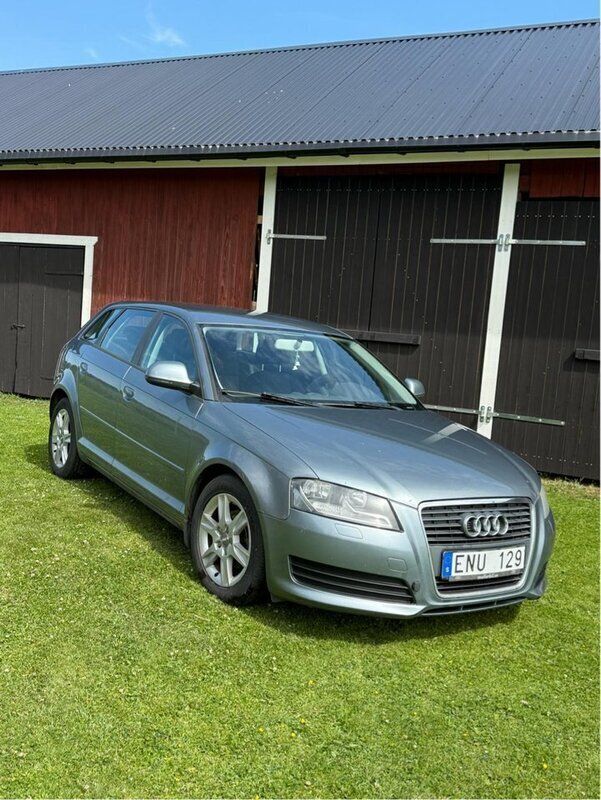 Grå Begagnad 2010 Audi A3 Sportback Comfort Halvkombi | 53 900 kr (Marknadspris) - Bild 1/4