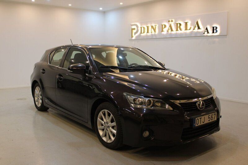 Mörkbrun (brun) Begagnad 2011 Lexus CT200h Executive Line Halvkombi | 139 900 kr (Marknadspris) - Bild 1/4