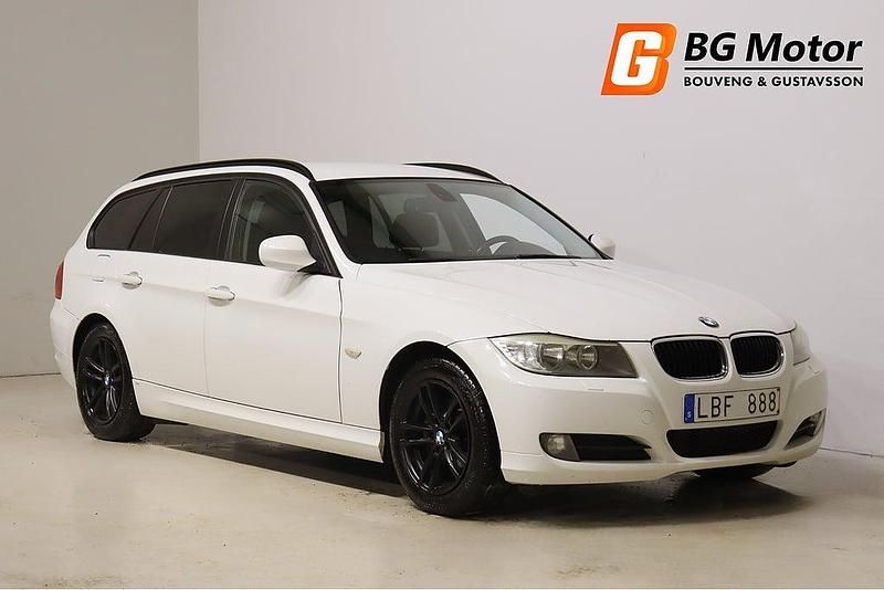 Vit Begagnad 2010 BMW 320 Kombi | 74 900 kr (Lite dyr) - Bild 1/4