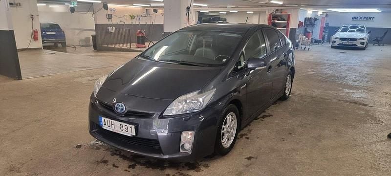 Grå Begagnad 2010 Toyota Prius Halvkombi | 104 999 kr (Marknadspris) - Bild 1/4