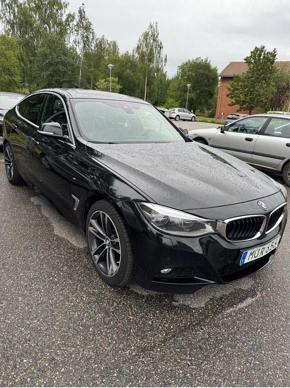 Svart Begagnad 2017 BMW 320 Gran Turismo M Sport Halvkombi | 199 900 kr (Marknadspris) - Bild 1/4