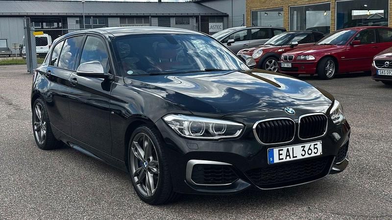 Svart Begagnad 2016 BMW M135 Halvkombi | 289 500 kr (Marknadspris) - Bild 1/4