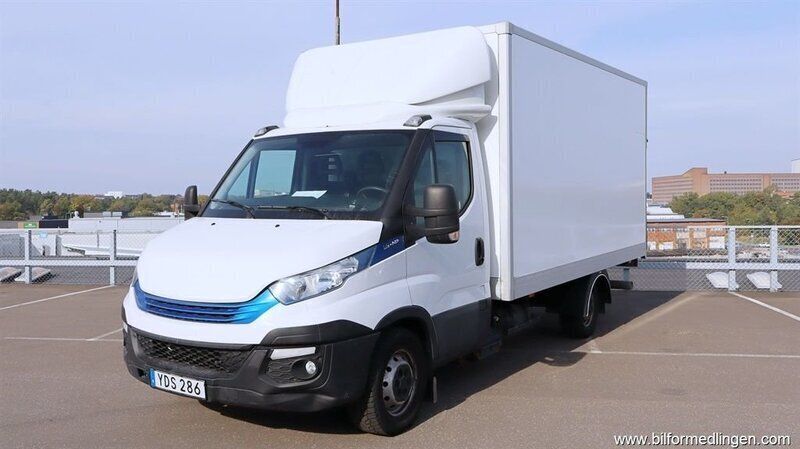 Vit svart Begagnad 2018 Iveco Daily Van | 149 500 kr - Bild 1/4