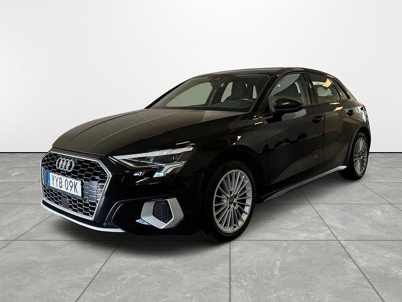 Svart Begagnad 2020 Audi A3 Sportback Advanced Plus Halvkombi | 192 900 kr (Marknadspris) - Bild 1/4